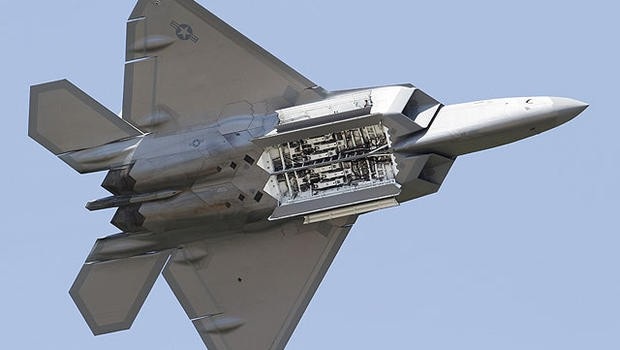 Đọ sức mạnh “Rồng dũng mãnh” J-20 và “Chim ăn thịt” F-22 - 3 Máy bay F-22 nhìn từ bên dưới (Ảnh: AFP)