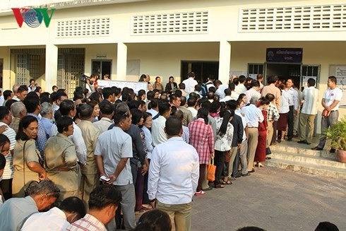 8,3 triệu cử tri Campuchia tham gia bỏ phiếu bầu cử Quốc hội Khóa VI - 1
Các cử tri xếp hàng đi bầu cử.