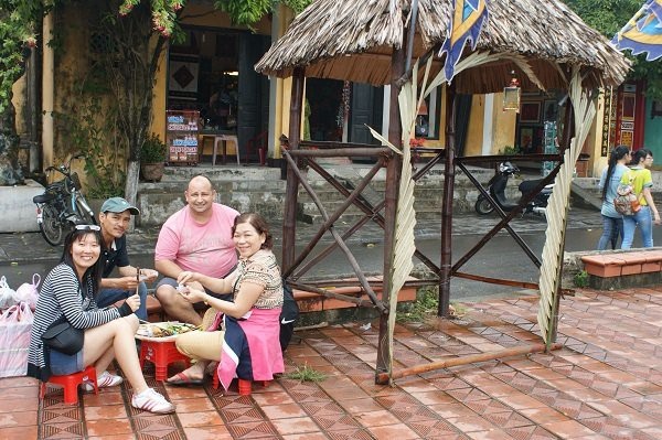 Món quà 3 nghìn đô và chuyện tình bất ngờ của nữ Việt kiều - 4 Cùng gia đình bên vợ đi Hội An