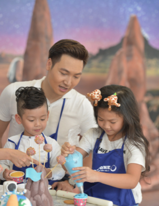 “Hành tinh bí ẩn” - Điểm hẹn cuối tuần cho gia đình trẻ ở Hà Nội - 5
Những chiếc cupcake hành tinh nhiều màu sắc trẻ thơ là minh chứng cho thấy bé có thể thỏa sức sáng tạo khi có không gian phù hợp cho trí tưởng tượng bay xa.