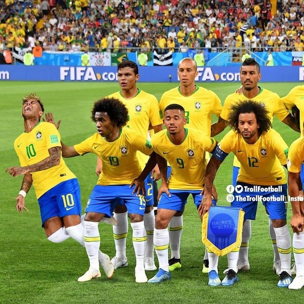 “Chết cười” loạt ảnh chế của dân mạng sau chiến thắng của Brazil tại World Cup 2018 - 5 Neymar sẵn sàng ăn vạ bất cứ khi nào có người chạm vào, cho dù đó là đồng đội