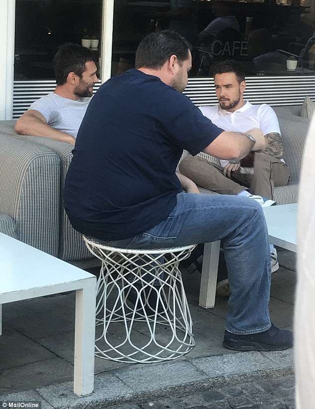 Liam Payne đụng độ chồng cũ của Cheryl trước ngày chia tay - 7
Liam không nói gì và rất buồn bã trong vòng nửa tiếng ngồi với hai người bạn.