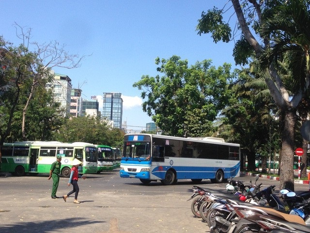Chủ tịch Thành phố HCM bức xúc vì công viên toàn quán cà phê, ca nhạc - 2 Hiện nay, một phần công viên 23/9 được dùng làm nơi đậu xe buýt. Ngoài ra, nơi đây còn có trung tâm mua sắm, văn phòng, nhà hàng, trung tâm ca nhạc...