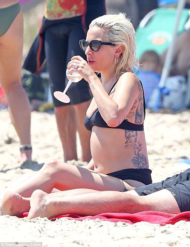 Lady Gaga khoe dáng với áo tắm hai mảnh - 8 Lady Gaga khoe dáng với áo tắm hai mảnh - 8
