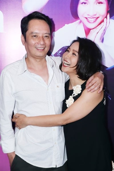 4 diva hàng đầu Việt Nam: người hạnh phúc an yên, kẻ truân chuyên lỡ dở - 12 Có những lúc, tôi thấy trên đầu anh Quân lấm tấm tóc bạc. Tự nhiên tôi thương anh lắm, và thương chính mình nữa. Thương vì trong cuộc đời này đã có người già đi cùng tôi...”, Mỹ Linh chia sẻ.