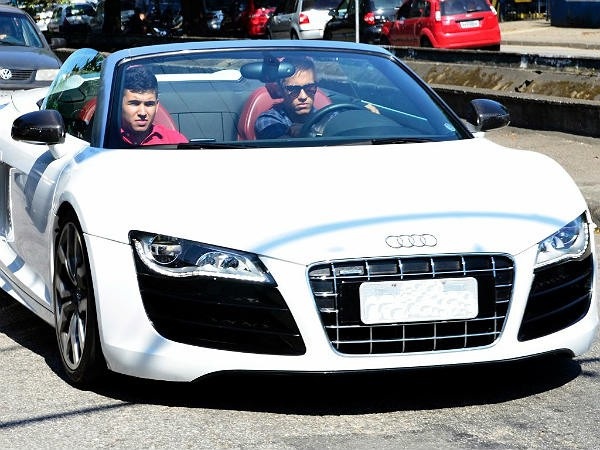 
Chiếc Audi R8 Spyder màu trắng của Neymar có giá khoảng 160.000 USD.
