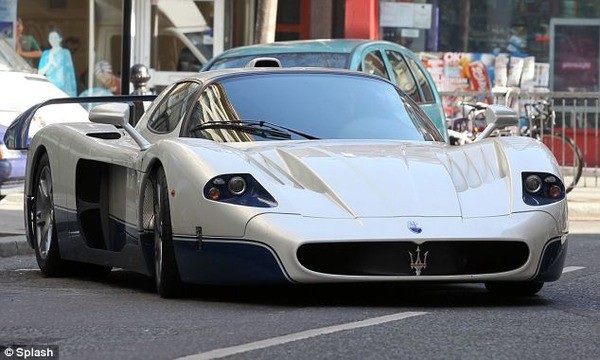 
Đắt nhất trong bộ sưu tập xe của Neymar là chiếc Maserati MC12. Trên thế giới chỉ có 50 chiếc như vậy, được sản xuất trong hai năm 2004 và 2005; mỗi chiếc có giá lên tới 670.000 USD. Xe được trang bị động cơ 6.0 V12 công suất 621 mã lực và mô-men xoắn cực đại 652 Nm. Siêu xe này có khả năng tăng tốc 0-100 km/h chỉ trong 3,8 giây, trước khi đạt tốc độ tối đa 330 km/h.
