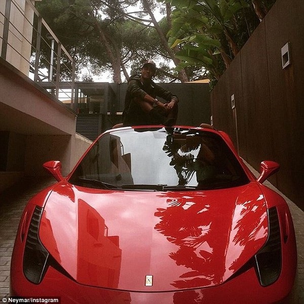 
Neymar đã mua chiếc Ferrari 458 Italia này vào cuối năm 2015. Xe có giá trị gần 300.000 USD. (Ảnh: Instagram nhân vật)
