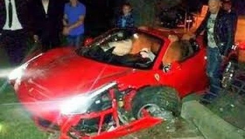 
Nhưng chiếc siêu xe mui trần màu đỏ đã bị nát một bên đầu do đâm vào hàng rào khi Neymar lái tới sân tập cách đây 2 năm. (Ảnh cắt từ video)
