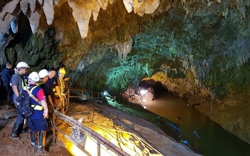 Đặc nhiệm Thái Lan gặp khó khăn gì khi giải cứu đội bóng thiếu niên? - 1
Quan chức cứu hộ Thái Lan theo dõi nhóm thợ lặn thuộc đặc nhiệm Hải quân Thái Lan tiếp cận đội bóng bị kẹt trong hang Tham Luang. Ảnh: EPA