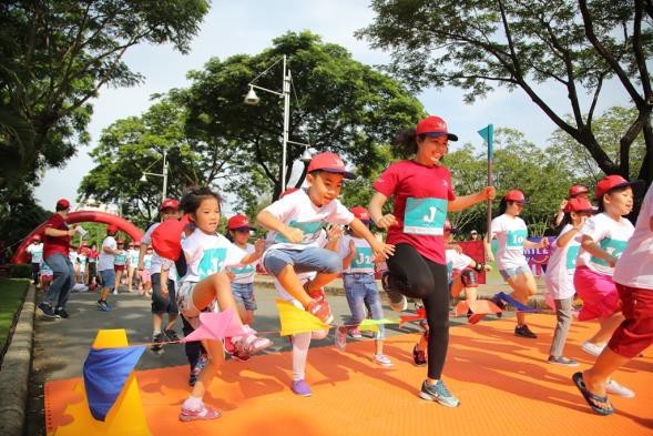 Những nụ cười tuổi thơ trong trại hè ý nghĩa - 1
Đường chạy diễn ra ngoài trời tại khuôn viên xanh thuộc khu vực hồ Bán Nguyệt. Mùa hè đến, phụ huynh có xu hướng để con tham gia hoạt động vận động và gần gũi với thiên nhiên.