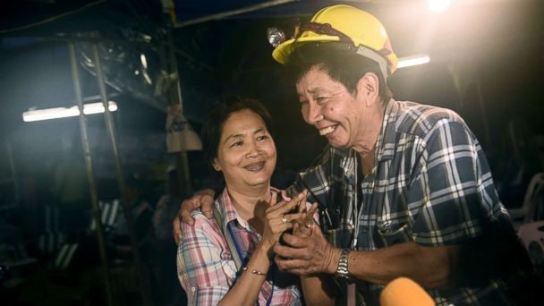 Hình ảnh đầu tiên của đội bóng Thái Lan sống sót thần kỳ sau 9 ngày mắc kẹt - 6
Chúng ta đã tìm thấy bọn trẻ an toàn, nhưng công tác cứu hộ vẫn chưa hoàn tất, ông Narongsak nói khi đề cập đến những thách thức đang chờ phía trước khi tìm cách đưa đội bóng ra ngoài an toàn. Trong ảnh: Người thân của các cầu thủ vỡ òa trong hạnh phúc khi nhận được tin con trai còn sống. (Ảnh: Reuters)