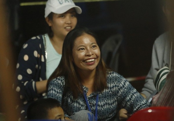 Người Thái vỡ òa hạnh phúc khi đội bóng mắc kẹt được tìm thấy còn sống - 3 Aisha Wiboonrungrueng, mẹ của cầu thủ nhí Chanin 11 tuổi bị mắc kẹt trong hang, đã ôm chầm lấy người thân. Aisha nói rằng cô sẽ nấu cho con trai món ăn yêu thích của cậu bé khi cậu trở về nhà. (Ảnh: Standard)