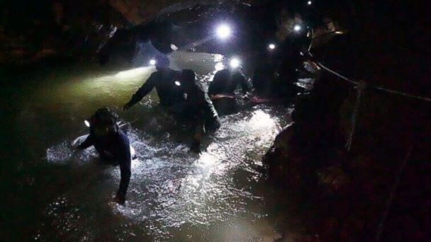 Hình ảnh đầu tiên của đội bóng Thái Lan sống sót thần kỳ sau 9 ngày mắc kẹt - 8
Tuy nhiên, thử thách phía trước còn rất phức tạp khi đội cứu hộ phải tìm cách đưa đội bóng ra ngoài an toàn. (Ảnh: Nation)
