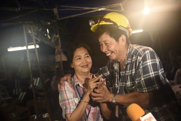 Người Thái vỡ òa hạnh phúc khi đội bóng mắc kẹt được tìm thấy còn sống - 4 “Tôi quá hạnh phúc. Tôi không thể nói thành lời được”, một người đàn ông có con bị mắc kẹt trong hang nói. (Ảnh: Standard)