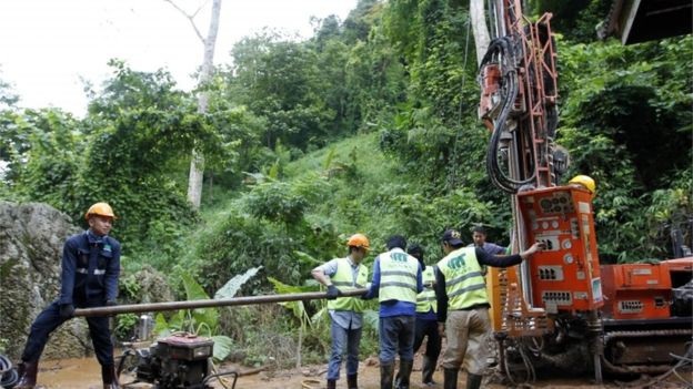Đội bóng Thái Lan có thể ra khỏi hang dễ dàng hơn do nước rút đáng kể - 1
Đội cứu hộ tích cực hút nước khỏi hang trước khi đợt mưa kéo dài trở lại vào cuối tuần. (Ảnh: Getty)