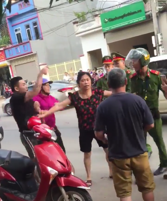 Nam thanh niên chửi bới, thách thức công an vì bị bắt do không đội mũ bảo hiểm - 2 Sau khi người nhà ra, nam thanh niên lại thêm hung hăng thách thức và lăng mạ lực lượng chức năng.