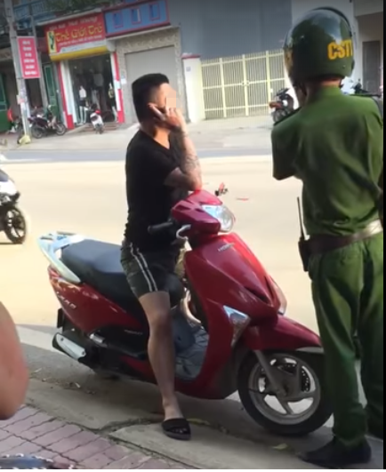 Nam thanh niên chửi bới, thách thức công an vì bị bắt do không đội mũ bảo hiểm - 1 Nam thanh niên sau khi bị yêu cầu dừng xe đã gọi về nhà cho bố mẹ và có những lời thách thức đối với lực lượng chức năng (Ảnh cắt từ clip).