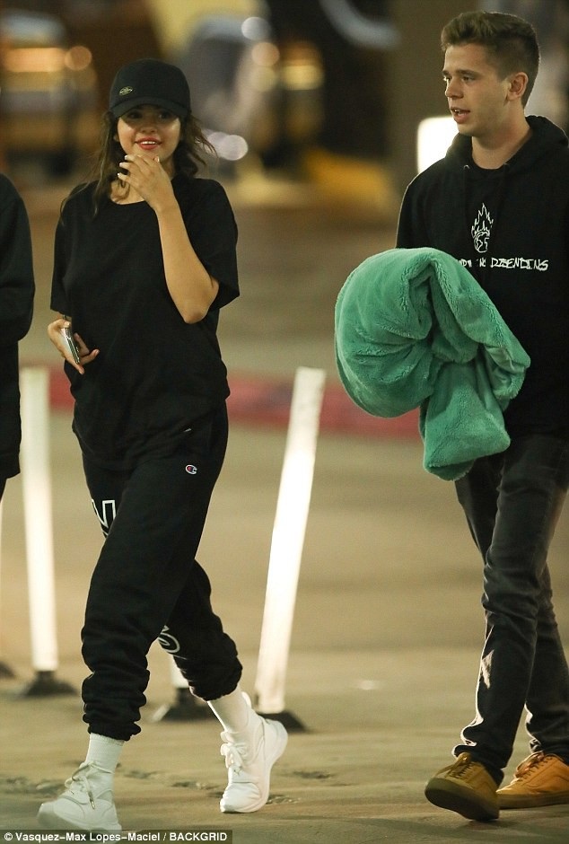 
Selena Gomez đi chơi cùng bạn trai tin đồn Caleb Stevens tại Los Angeles. Cô trông vui vẻ, khỏe mạnh và thư thái. Selena không lên tiếng bình luận sau khi bạn trai lâu năm Justin Bieber cầu hôn bạn gái Hailey Baldwin
