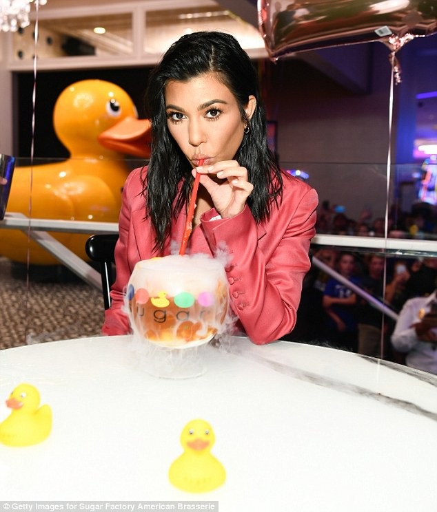 
Kourtney Kardashian thanh lịch dự sự kiện ra mắt 1 cửa hiệu bánh kẹo mới ở New Jersey.
