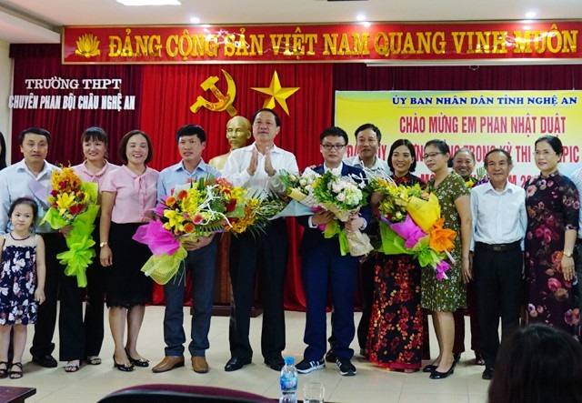 Nghệ An chào đón học sinh giành huy chương Đồng Olympic Hóa học quốc tế - 2 Ông Lê Minh Thông - Phó Chủ tịch UBND tỉnh Nghệ An chúc mừng thành tích mà thầy trò Trường THPT chuyên Phan Bội Châu đạt được trong Kỳ thi Olympic Hóa học quốc tế.