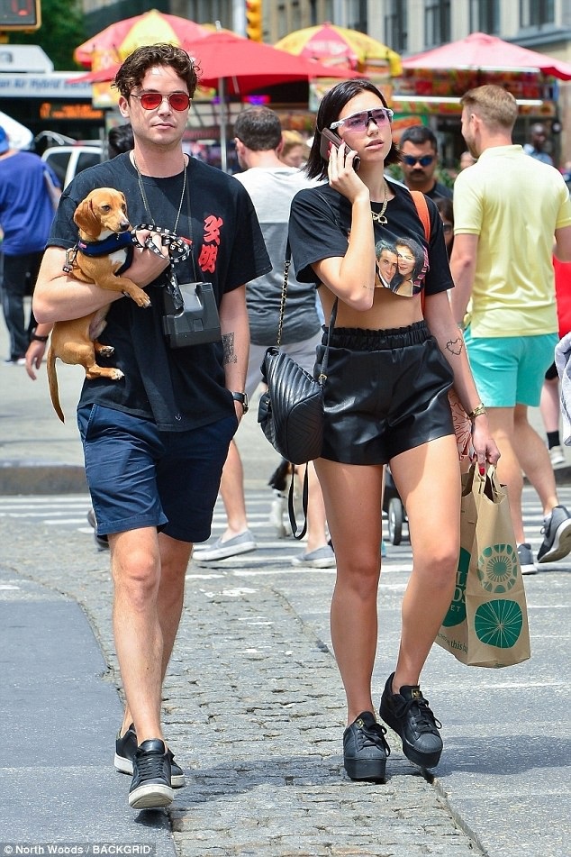 Dàn người đẹp khoe eo săn chắc - 7 
Dua Lipa (bên phải) xuất hiện nổi bật trên đường phố New York với áo crop top và quần da sành điệu. Nữ ca sỹ người Anh đang rất đắt show tại Mỹ những ngày này.