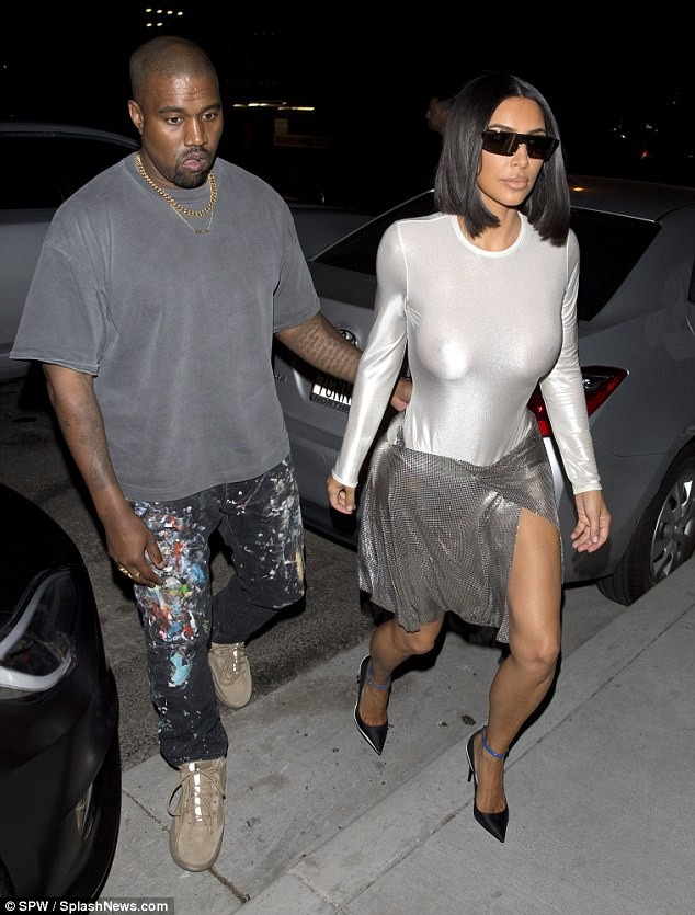 
Kanye West ăn vận đơn giản và sành điệu khi sánh cùng vợ Kim Kardashian. Cặp đôi nổi tiếng rất bận rộn nhưng luôn tranh thủ thời gian rảnh rỗi hiếm có để ở bên nhau
