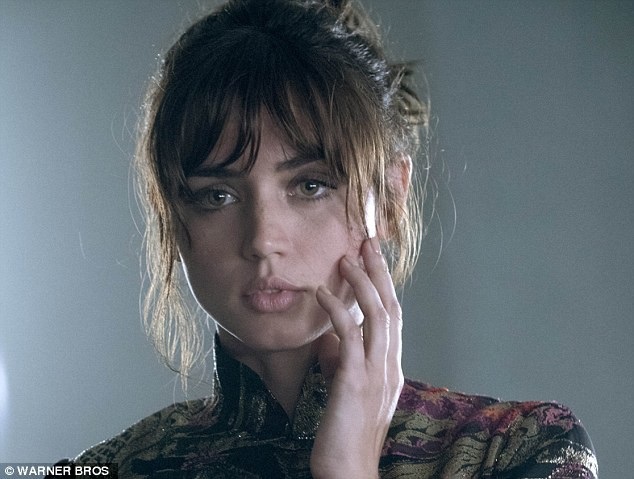 
Nữ diễn viên 30 tuổi sở hữu vẻ đẹp kiêu sa, sang trọng và duyên dáng.
