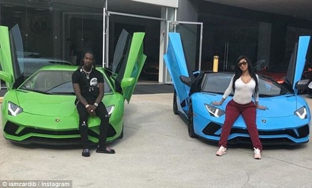 
Nữ Rapper Cardi B lần đầu lộ diện 18 ngày sau khi sinh con gái Kulture. Nữ ca sỹ và chồng Offset khoe 2 siêu xe sành điệu chỉ khác màu
