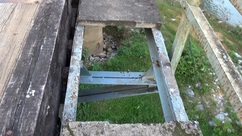 ... đến phần lan can dành cho người đi bộ 