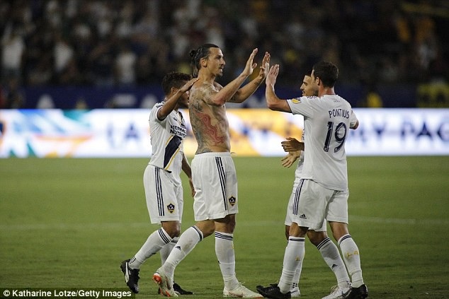 Lập hat-trick siêu đẳng, Ibrahimovic giúp LA Galaxy ngược dòng nghẹt thở - 2
Ibrahimovic đang trở thành thủ lĩnh đích thực của LA Galaxy