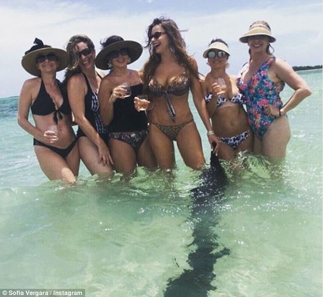 
Sofia Vergara và đám bạn thân thiết cùng vui đùa trên sóng nước ở Caribbe dịp cuối tuần. Nữ diễn viên 46 tuổi (giữa) khoe vòng một đầy đặn trong bộ áo tắm gợi cảm
