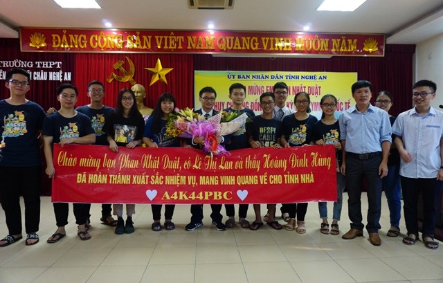 Nghệ An chào đón học sinh giành huy chương Đồng Olympic Hóa học quốc tế - 4 Phan Nhật Duật đón nhận tình cảm của các bạn cùng lớp