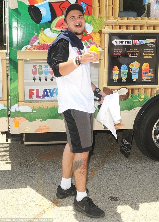 
Lần hiếm hoi Prince, con trai cả của Vua nhạc Pop Michael Jackson bị bắt gặp khi đi chơi tại Los Angeles cuối tuần. Prince hiện đã 21 tuổi
