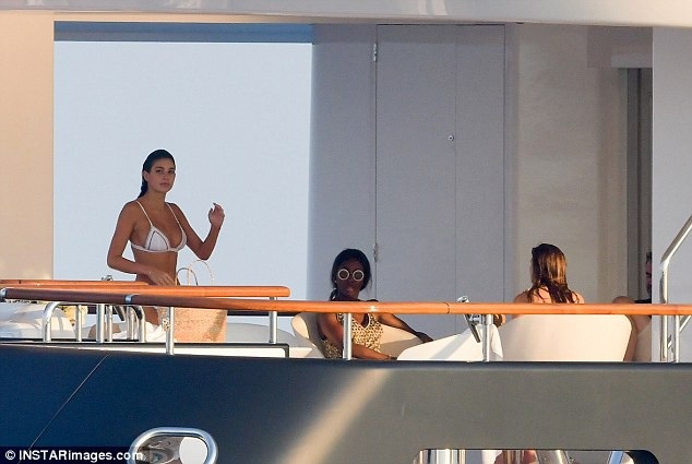 Nhan sắc nóng bỏng của bạn gái Leonardo DiCaprio - 3
Người đẹp 21 tuổi khoe thân hình rực lửa trong bộ áo tắm hai mảnh màu trắng.