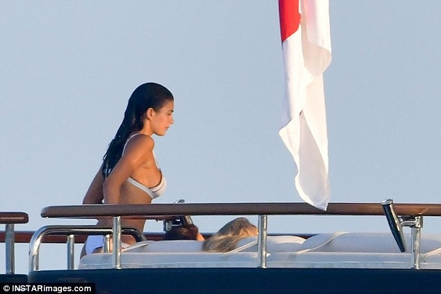 Nhan sắc nóng bỏng của bạn gái Leonardo DiCaprio - 4
Camila Morrone mang trong mình hai dòng máu Argetina và Mỹ.