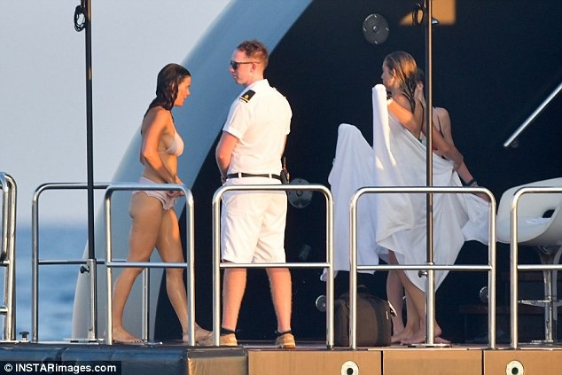 Nhan sắc nóng bỏng của bạn gái Leonardo DiCaprio - 7
Cuộc sống của Camila Morrone thay đổi khá nhiều khi cô trở thành bạn gái của Leonardo DiCaprio.