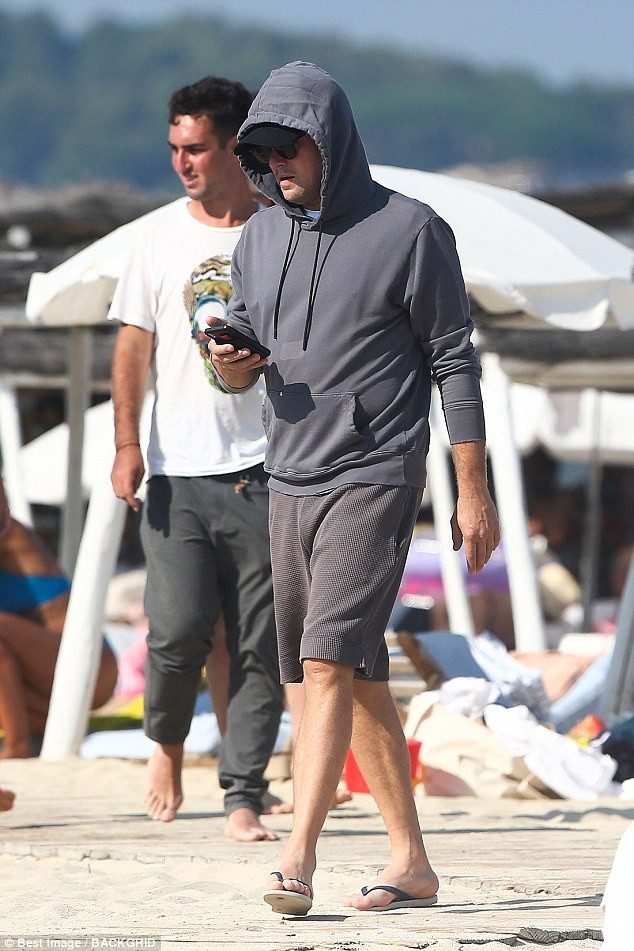 Nhan sắc nóng bỏng của bạn gái Leonardo DiCaprio - 8
Tài tử 43 tuổi cùng bạn gái đi ăn trưa tại một nhà hàng nổi tiếng...