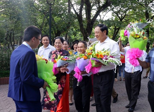 Nghệ An chào đón học sinh giành huy chương Đồng Olympic Hóa học quốc tế - 1
Lãnh đạo tỉnh Nghệ An và lãnh đạo Sở GD&ĐT Nghệ An chào đón học sinh giành Huy chương Đồng Olympic Hóa học quốc tế - em Phan Nhật Duật.