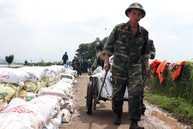 Mì tôm “đổ” về vùng lụt Chương Mỹ gấp 4 lần năm ngoái - 2 Hà Nội đang tính đến phương án xây dựng các đoạn xung yếu đê Bùi bằng bê tông dự ứng lực