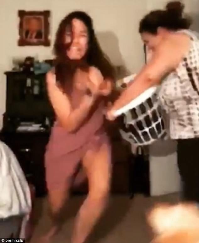 Thiếu nữ bị mẹ “dạy cho bài học” vì quay video nhảy sexy đăng lên mạng - 1
Khoảnh khắc cô gái bị mẹ dùng dép đánh vào người vì nhảy sexy (Ảnh cắt từ clip)