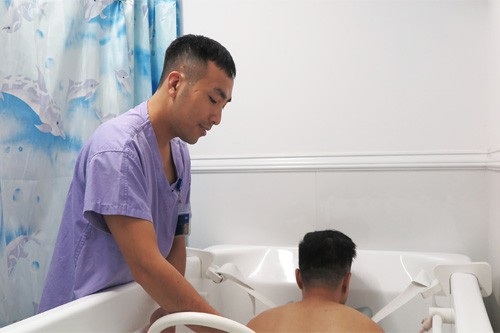 Trải nghiệm vật lý trị liệu cổ vai gáy và cột sống tại bệnh viện 5* - 11 Bồn thủy trị liệu có tác dụng giảm đau giãn cơ, làm mềm da, tăng tuần hoàn máu ngoại vi, giúp phục hồi cơn các đau cột sống