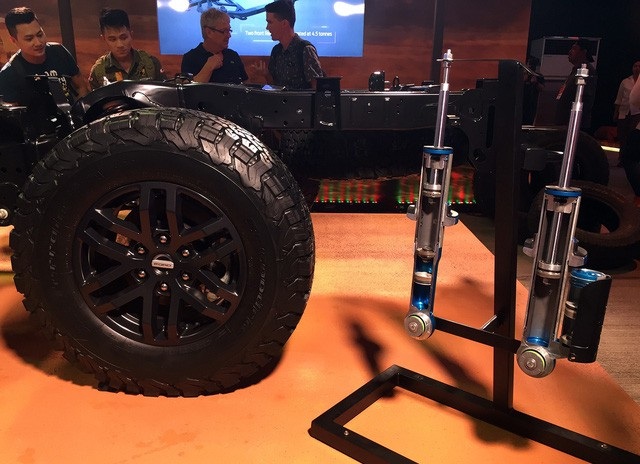 Ford Ranger Raptor khác gì xe Ford Ranger thông thường? - 4
Bộ lốp chuyên dụng và bộ giảm xóc Fox Racing Shox cung cấp cho Ranger Raptor