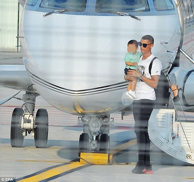 C.Ronaldo tới Turin, sẵn sàng tập luyện cùng Juventus - 3 C.Ronaldo tới Turin, sẵn sàng tập luyện cùng Juventus - 3