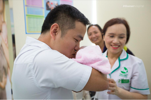 Ngôi thai ngược và chuyện đi đẻ “nhàn tênh” của mẹ bầu 9X - 5
Anh Đức vừa kịp đến khi bé Phương Anh chào đời