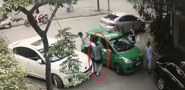 Hà Nội: Khởi tố chủ xe Mercedes "choảng" gạch tài xế taxi Mai Linh - 1 Hình ảnh Nguyễn Vũ Thái (khoanh đỏ) cầm gạch tấn công anh Đinh Văn Điềm.