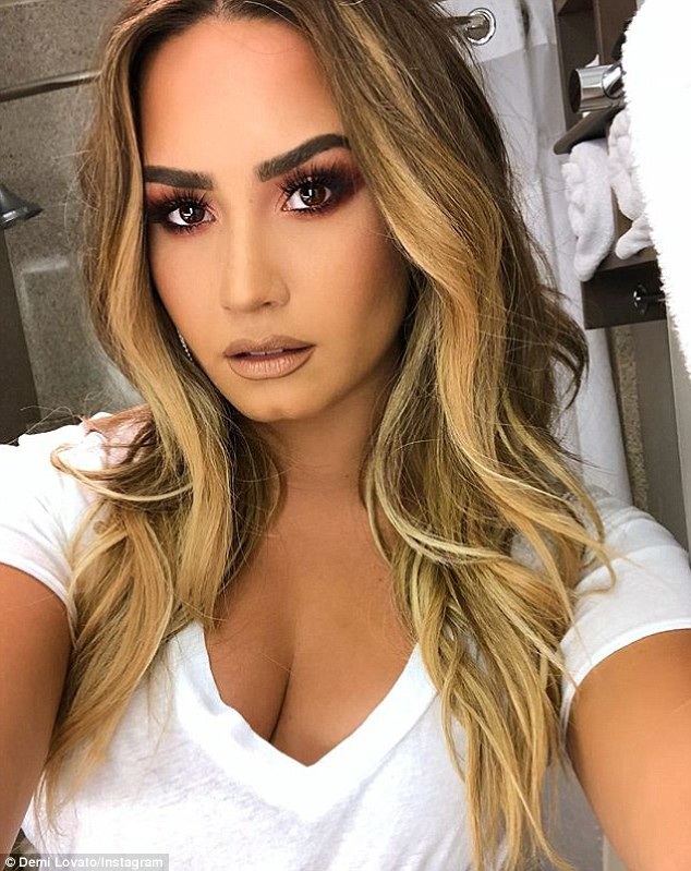 Sau tin đồn sốc thuốc, Demi Lovato vẫn sốt cao trong viện - 1 Sau tin đồn sốc thuốc, Demi Lovato vẫn sốt cao trong viện - 1