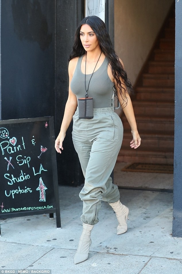 Kim Kardashian lộ vòng ba ngoại cỡ - 8
Tuy nhiên nhiều fans không cảm thấy hài lòng với cách ăn mặc của người đẹp 38 tuổi trong thời gian này