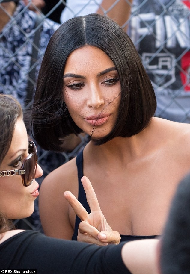 Kim Kardashian lộ vòng ba ngoại cỡ - 2
Người đẹp siêu vòng ba nán lại chụp hình và ký tặng cho fans bên ngoài studio