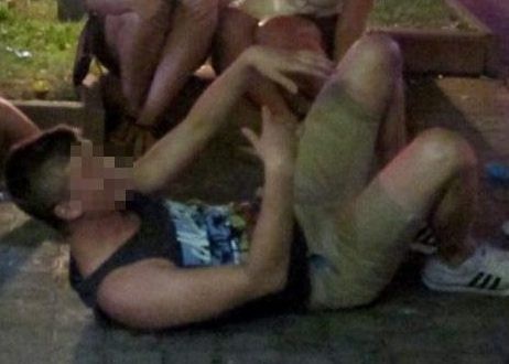 Đồng ý “vui vẻ” với những cô gái xinh đẹp, du khách trở thành “mồi ngon” của nhóm tội phạm - 3 Một du khách Anh bị đánh sau khi đã bị trấn lột hết đồ giá trị trên người